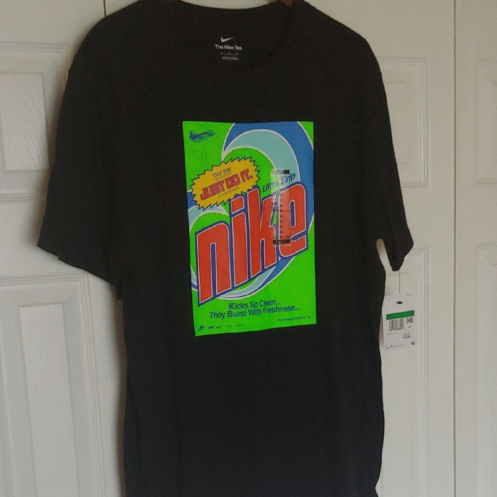 Nike Men's Black Graphic T-Shirt
